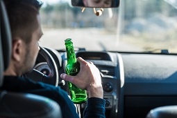 kierowca  z butelką piwa