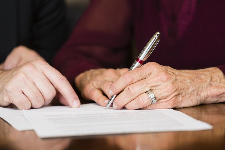 podpisywanie dokumentów przez starszych ludzi
