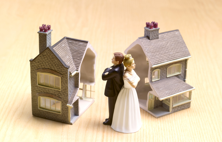figurka małżeństwa i domu podzielonego na pół